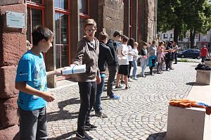 B&uuml;cherkette zum Umzug der Bibliothek