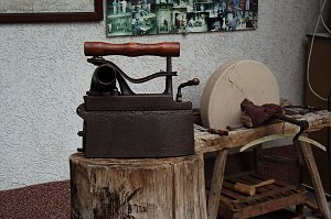 Dieses B&uuml;geleisen ist ein Unikat. Einst handhabte es Ediths Gro&szlig;vater, der Schneidermeister Otto Schneider. Mit Glut beheizt hatte es einen Auspuff, aus dem der Rauch entwich.