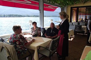 Reinhard Penzler mit Ehefrau Elenore und Renate Kohlheim auf der Seeterrasse des Hotels Weißes Rössl am Wolfgangsee.