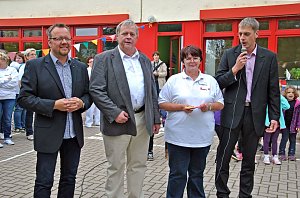 Doppelter Wirbelwind: Frank Gerstenberger (li.), Ulrich Wilke (zw.v.li.) und Stephan Klante (re.) gratulieren Petra M&uuml;ller zum Doppeljubil&auml;um.