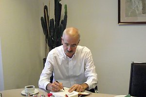 Sergej Lochthofen gestern bei der Signierung seines neuen Romans Grau. Verdient machte sich die Kreissparkasse. Sie hatte zur Lesung innerhalb ihrer Kulturtage eingeladen.