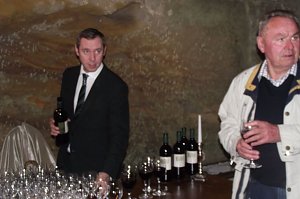 Chris Sch&ouml;ne schenkte im Jagdschloss Spiegelberge flei&szlig;ig Rotwein aus.
