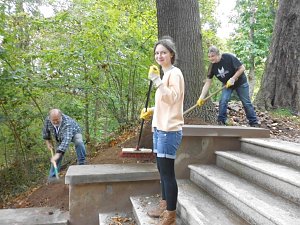 Studierende beim Arbeitseinsatz im Park Hohenrode