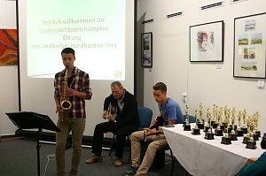 Christian und Tobias Emmelmann, die mit ihrem Kreismusikschullehrer f&uuml;r die musikalische Umrahmung sorgten, sind selber auch sehr gute Leichtathleten