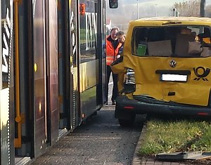 Postauto und Stra&szlig;enbahn stie&szlig;en in Nordhausen-Ost zusammen