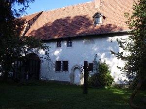 Außenansicht von Utterode Der ehemalige Komturhof des Ritterordens der Tempelherren war von 1876 bis 1932 Sitz der Oberförsterei Utterode nach der Aufgabe des Oberförstereisitzes Schierenberg Lohra auf der Hainleite. Heute bewirtschaftet das Künstlerpaar Heinz und Jutta Scharr diesen vierseitigen stattlichen Gutsgebäudekomplex. Sie erwarben dieses Areal 1975.