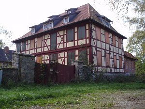 Dieses Fachwerkgebäude in Bliedungen (Friedichsthal) war bis zum Umzug nach Bleicherode 1934 Sitz des ehemals preußischen Forstamtes Königsthal.
