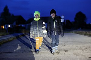 Sichtbarkeit im Stra&szlig;enverkehr: Was f&uuml;r ein Unterschied: Das Kind links mit leuchtend gelber M&uuml;tze und Schal sowie reflektierenden B&auml;ndern ist gut sichtbar, das Kind rechts kann nur durch den Rei&szlig;verschluss an der Jacke seine Sichtbarkeit etwas verbessern.