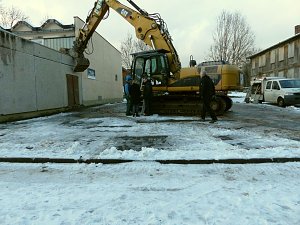 Anstich mit Bagger und Publikum