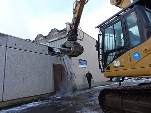 Anstich mit Bagger und Publikum