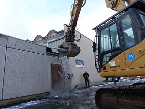 Anstich mit Bagger und Publikum