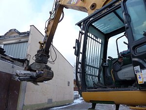 Anstich mit Bagger und Publikum