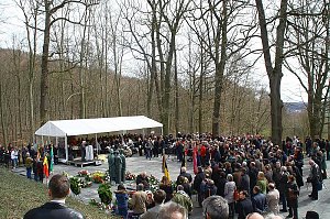 &Uuml;berlebende des KZ Mittelbau-Dora bei der Gedenkveranstaltung zum 70. Jahrestag der Lagerbefreiung auf dem Gedenkplatz vor dem ehemaligen Krematorium in der KZ-Gedenkst&auml;tte Mittelbau-Dora, 13. April 2015. 