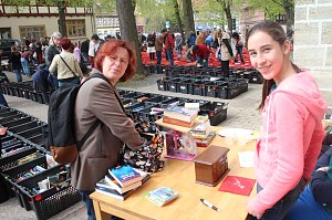 B&uuml;cherflohmarkt des Kinderkirchenladens auf dem Blasiikirchplatz in Nordhausen