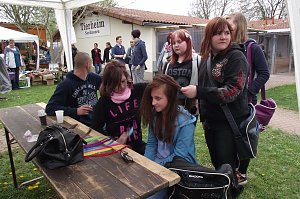 Lea Junker l&auml;sst sich die Haare flechten.