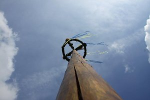 Traditionelles Maibaumsetzen in Obergebra
