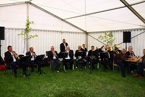 Traditionelles Maibaumsetzen in Obergebra