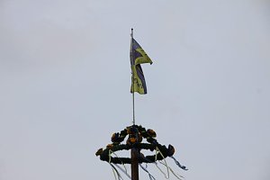 Traditionelles Maibaumsetzen in Obergebra