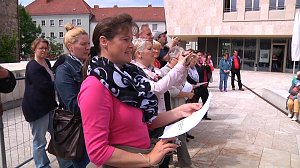Mit der kleinen wei&szlig;en Friedenstaube wurde heute auf dem Nicolaiplatz vor dem Nordh&auml;user B&uuml;rgerhaus dem Ende des zweiten Weltkrieges gedacht