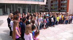 Mit der kleinen wei&szlig;en Friedenstaube wurde heute auf dem Nicolaiplatz vor dem Nordh&auml;user B&uuml;rgerhaus dem Ende des zweiten Weltkrieges gedacht