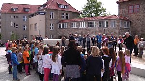 Mit der kleinen wei&szlig;en Friedenstaube wurde heute auf dem Nicolaiplatz vor dem Nordh&auml;user B&uuml;rgerhaus dem Ende des zweiten Weltkrieges gedacht