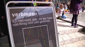 Mit der kleinen wei&szlig;en Friedenstaube wurde heute auf dem Nicolaiplatz vor dem Nordh&auml;user B&uuml;rgerhaus dem Ende des zweiten Weltkrieges gedacht