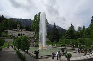  Eine besondere Attraktion im Schlosspark ist die Wasserfont&auml;ne, die in regelm&auml;&szlig;igen Abst&auml;nden in die H&ouml;he schie&szlig;t.