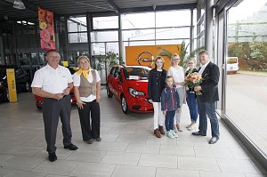 Centerleiter Achit T&ouml;lle begl&uuml;ckw&uuml;nscht Diana Schulze zum Gewinn des Opel Corsa. Verkaufsberater Ronny Peukert und Serviceassistentin Katrin Junker begleiteten die &Uuml;bergabe.