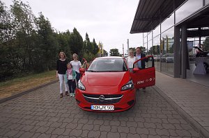Jetzt geht�s los, freut sich Gewinnerin Diana Schulze, nachdem sie den Schl&uuml;ssel von Ronny Peukert hat. 