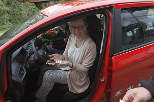 &Uuml;ber den neuen Opel Corsa als Zweitfahrzeug freut sich die ganze Familie: Annemarie, Marlene, Johanna und ihre Eltern Diana und Joachim Schulze.