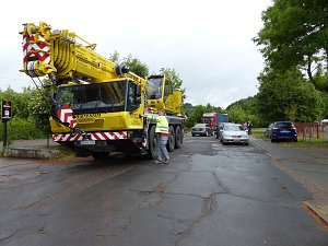 Mit diesem Kran wurden die ersten Teile abgeladen.