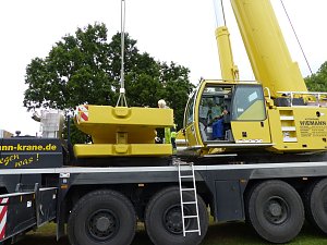 Flutlichaufbau: Ballast wird aufgelegt