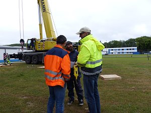 Flutlichaufbau: Letzte Absprachen