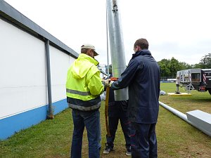Der erste Mast ist geschafft