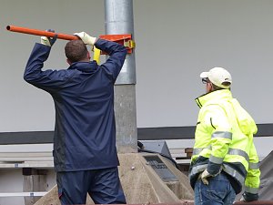 Der erste Mast ist geschafft