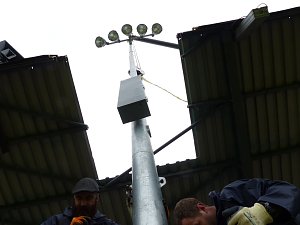 Der erste Mast ist geschafft