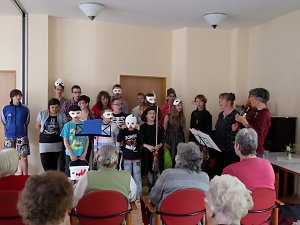 Die Kinder des Förderzentrums St. Martin hatten für die Damen und Herren des Caritas-Heims ein Gespensterprogramm mitgebracht
