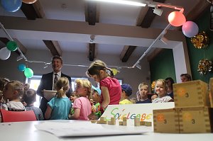 Er&ouml;ffnung mit der Konfettikanone - die Flohburg feiert ihren dritten Geburtstag