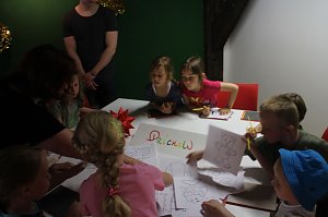 Er&ouml;ffnung mit der Konfettikanone - die Flohburg feiert ihren dritten Geburtstag