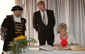 Landrat Matthias Jendricke und Ministerin Birgit Keller weilten zum Erfahrungsaustasch im Unterallg&auml;u