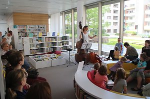 Martina Zimmermann brachte zu den Dienstagsgeschichten in der Nordhäuser Bibliothek ihren "Kaiser" mit