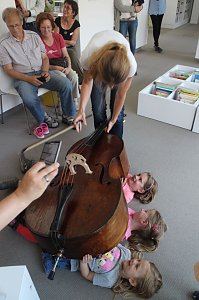 Martina Zimmermann brachte zu den Dienstagsgeschichten in der Nordhäuser Bibliothek ihren "Kaiser" mit