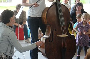 Martina Zimmermann brachte zu den Dienstagsgeschichten in der Nordhäuser Bibliothek ihren "Kaiser" mit