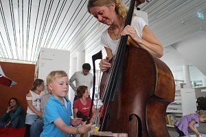 Martina Zimmermann brachte zu den Dienstagsgeschichten in der Nordhäuser Bibliothek ihren "Kaiser" mit