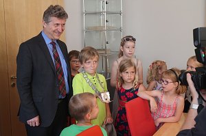 Dem OB &uuml;ber die Schulter geschaut - die Grundsch&uuml;ler aus Niedersalza durften Klaus Zeh mit Fragen l&ouml;chern