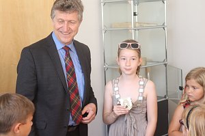 Dem OB &uuml;ber die Schulter geschaut - die Grundsch&uuml;ler aus Niedersalza durften Klaus Zeh mit Fragen l&ouml;chern