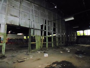 Unwirkliche Orte: Lokschuppen bei Bitterfeld
