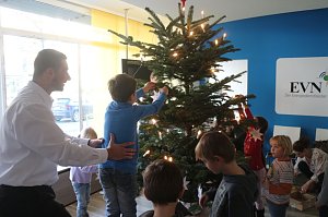 Weihnachtsbaumschm&uuml;cken im Service Center der EVN