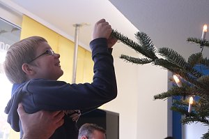 Weihnachtsbaumschm&uuml;cken im Service Center der EVN