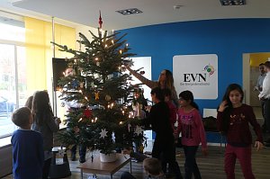 Weihnachtsbaumschm&uuml;cken im Service Center der EVN